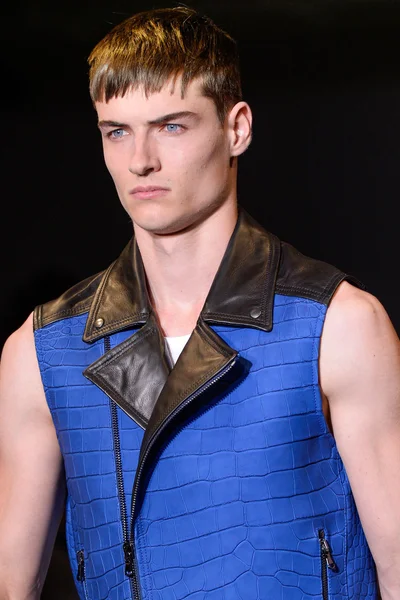 Look 16